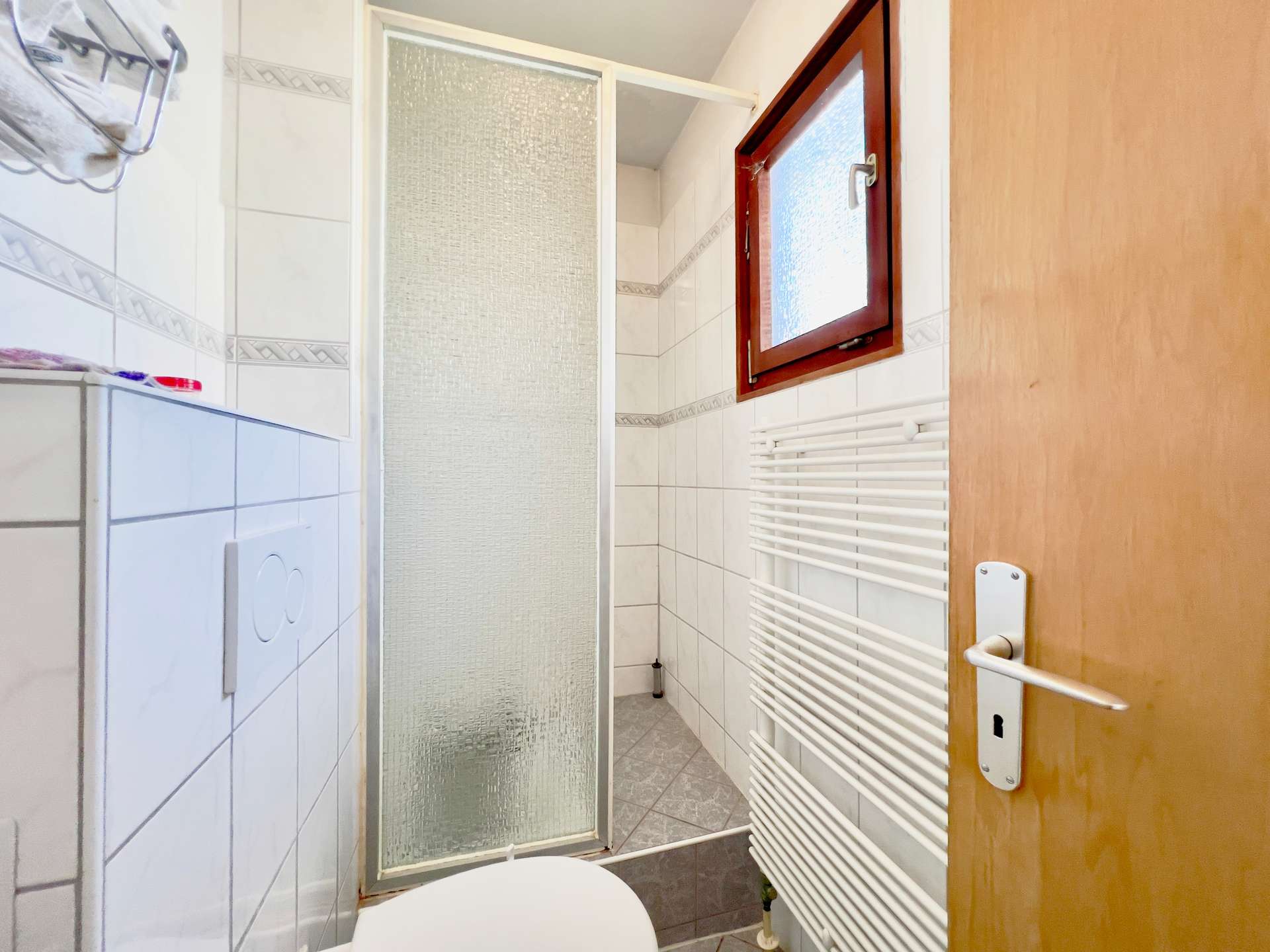 Gäste Bad – Einfamilienhaus mit Wintergarten und Garage in ruhiger Lage, Bremerhaven