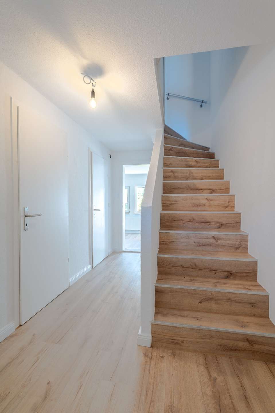 Flur – Einziehen & wohlfühlen – modernisiertes Reihenhaus, Bremen