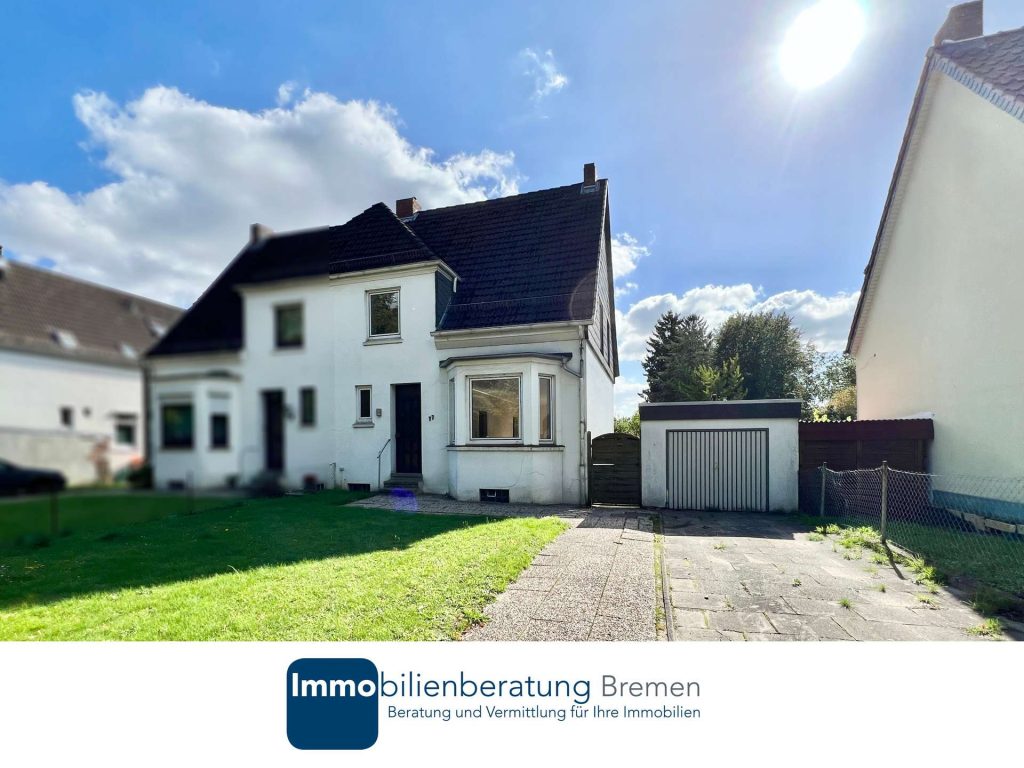 Doppelhaushälfte mit Nebengebäude und Garage auf großem Grundstück